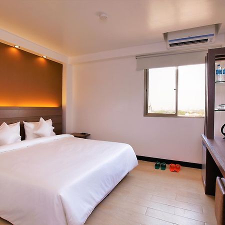 Clover City Center Plus Hotel Yangon Extérieur photo