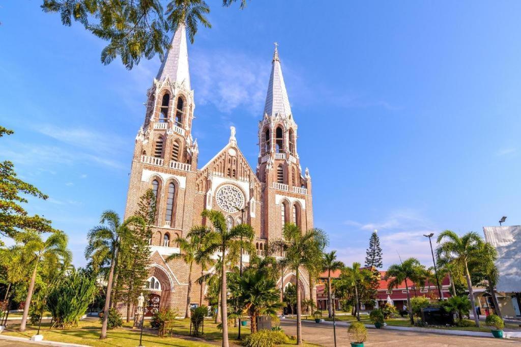 Clover City Center Plus Hotel Yangon Extérieur photo