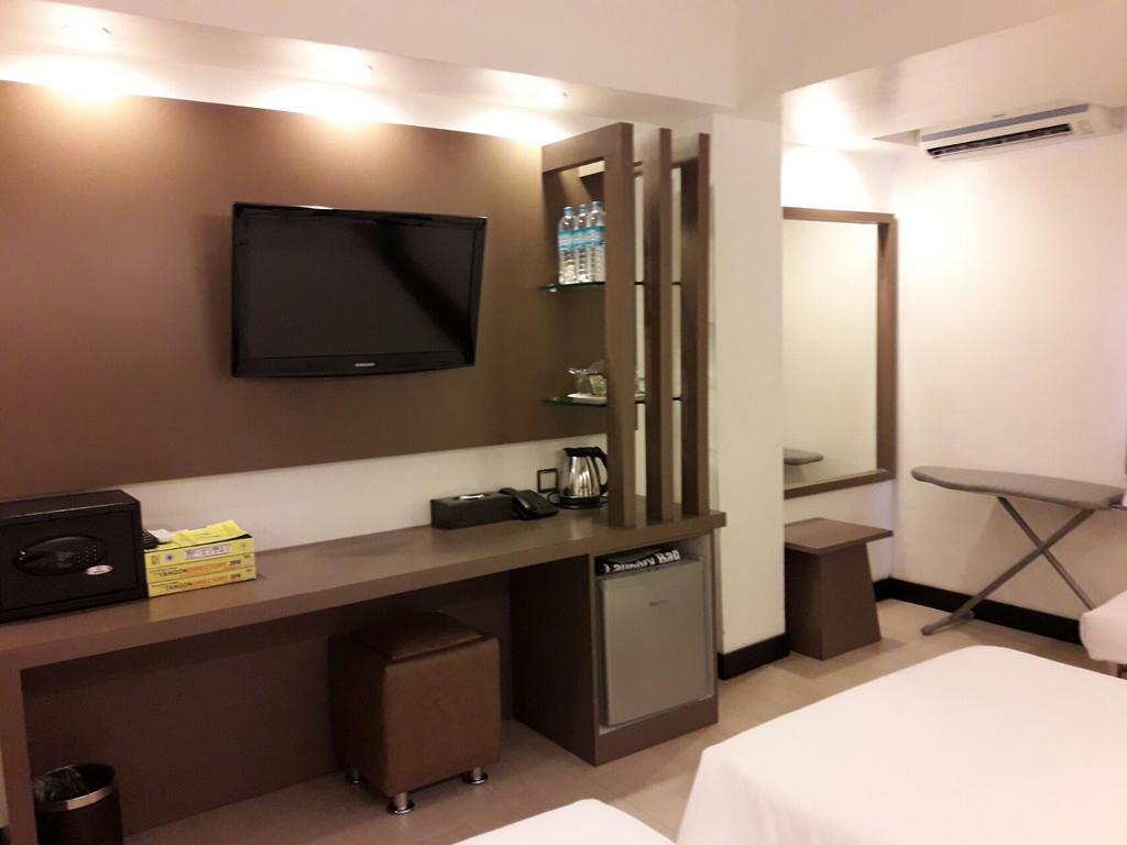 Clover City Center Plus Hotel Yangon Extérieur photo