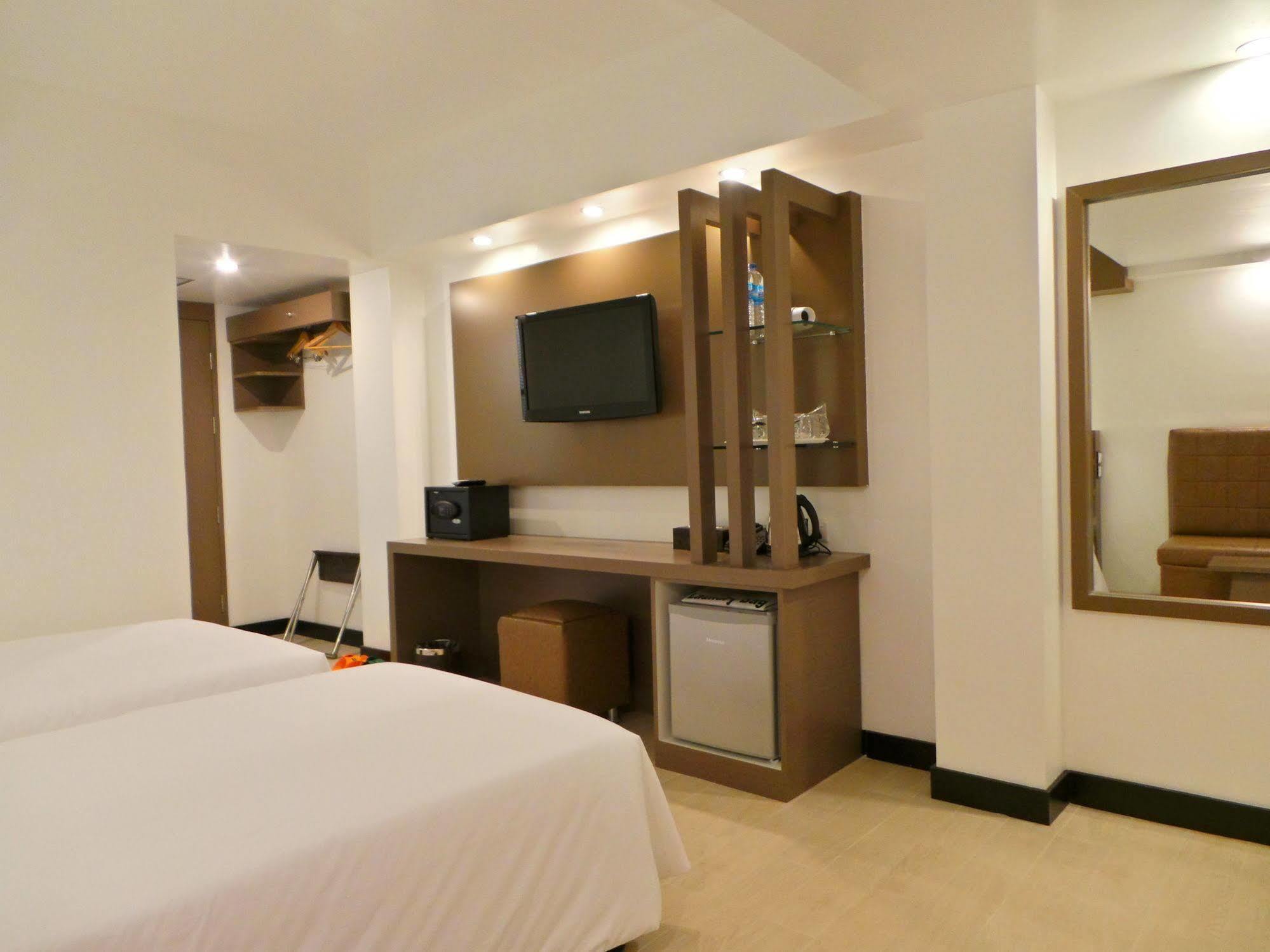 Clover City Center Plus Hotel Yangon Extérieur photo