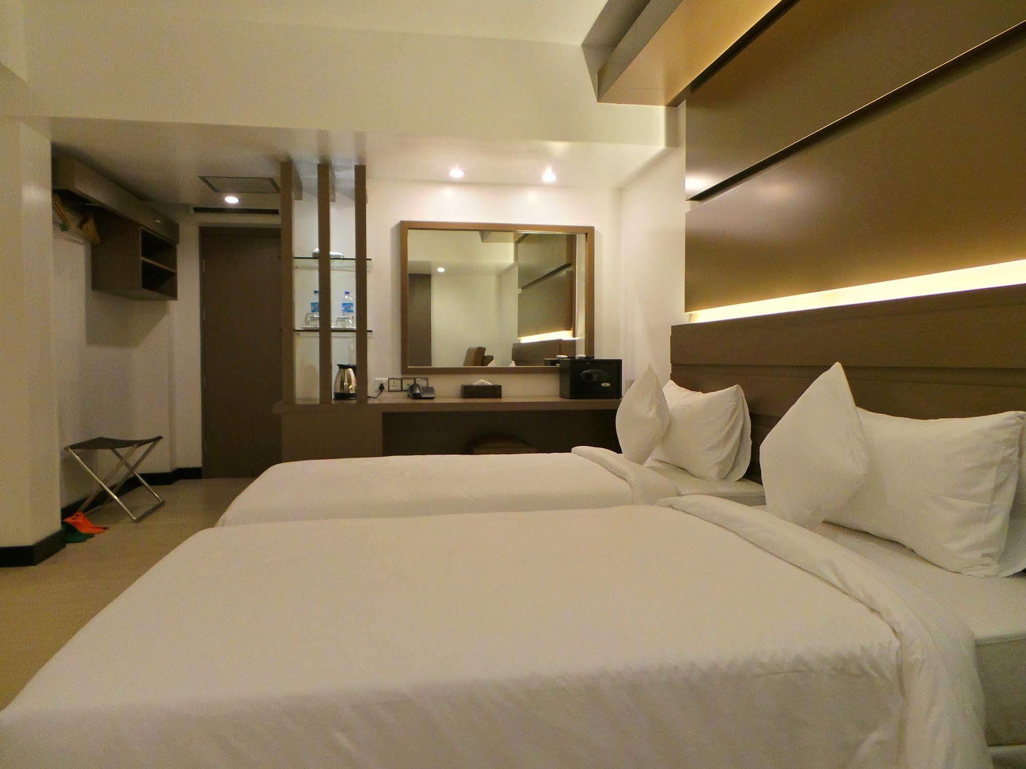 Clover City Center Plus Hotel Yangon Extérieur photo