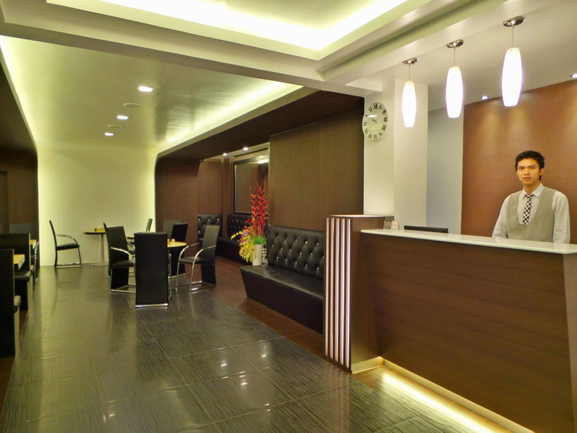 Clover City Center Plus Hotel Yangon Extérieur photo